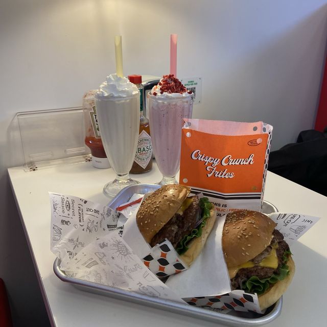 이름만큼 인기있는 수제버거 맛집!