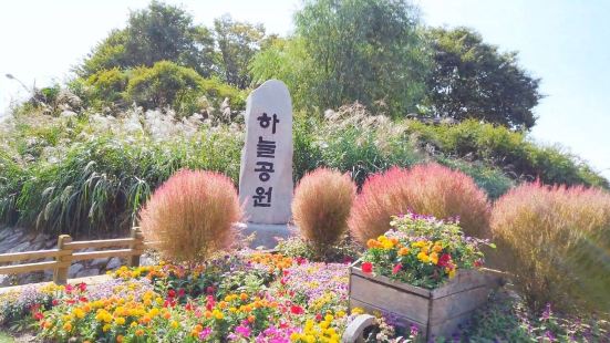 天空公园位于首尔的市中心，交通非常的便捷，地铁6号线直达世界