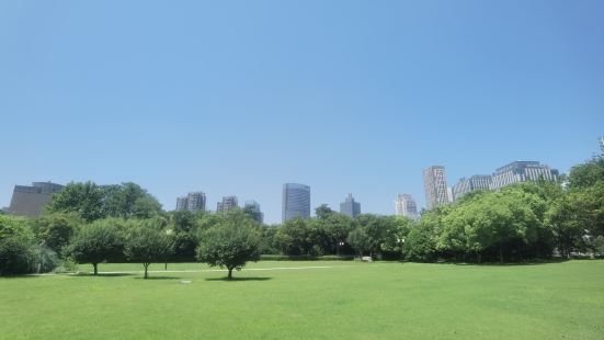 缽池山公園是淮安最大的綠化公園，水面面積很大，綠樹成蔭，楊柳