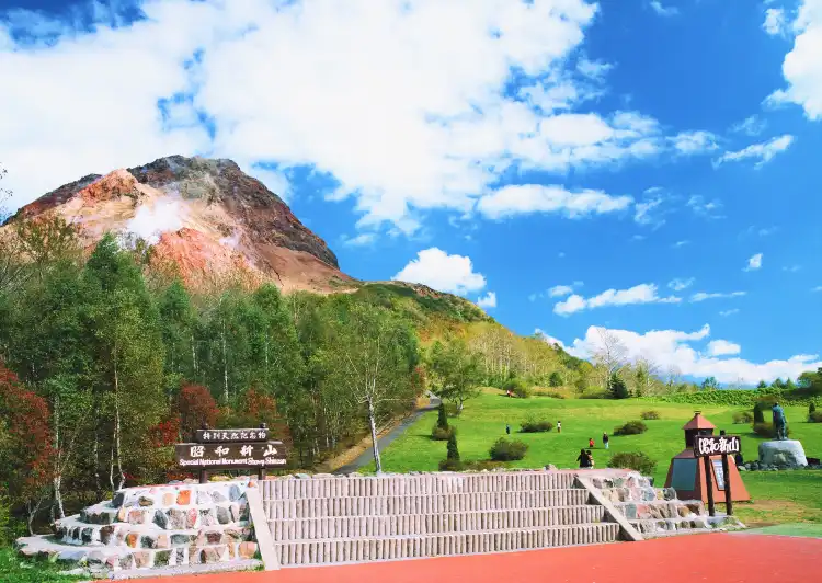 支笏洞爺國立公園休憩所展示室周辺のホテル