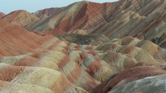 七彩屏位於張掖丹霞景區的三景區，岩層犹如遠來的孔雀。彩色丘陵