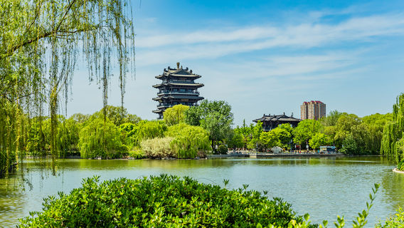 Daming Lake Scenic Area - Chaoran Pavilion