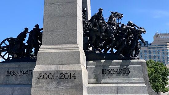参观渥太华市中心时，国家战争纪念碑是必看之处。这只需要几分钟