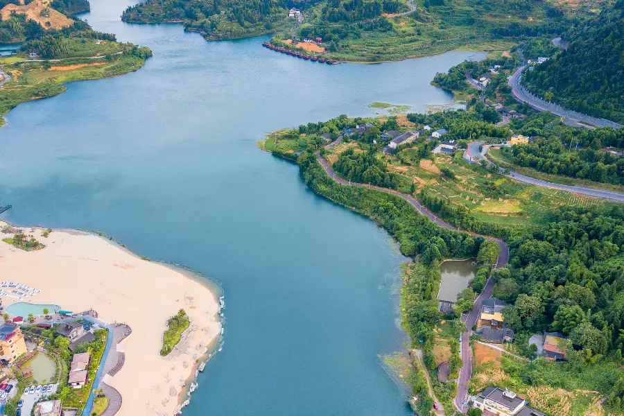 Golden Beach, Banliao Lake