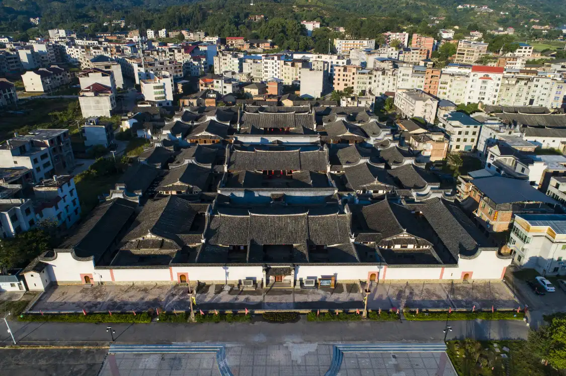 Các khách sạn gần Honglincuo
