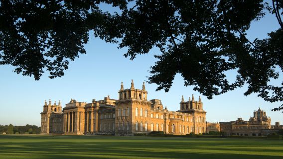 チャーチルハウスとシェイクスピア生家日帰りツアー【親子特別路線・チャーター車特別路線】