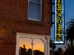 Brewsters Bar & Grill