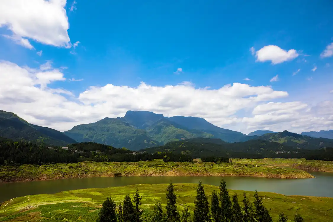 Hotels near Yanv Lake