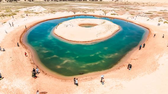 Tengger Desert Longyan Jade Lake