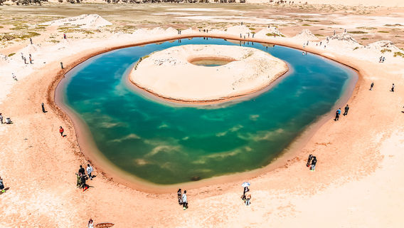 Tengger Desert Longyan Jade Lake