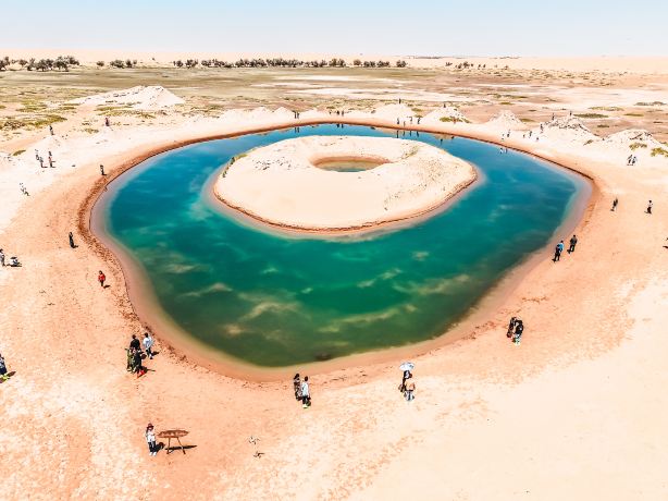 Tengger Desert Longyan Jade Lake