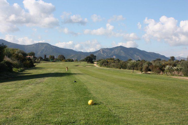 Golf Club Is Molas