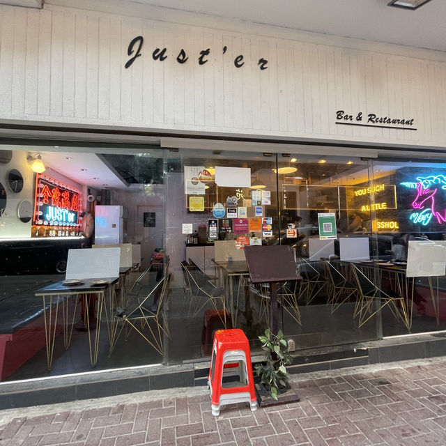 尖沙咀全院滿座玩味西餐廳