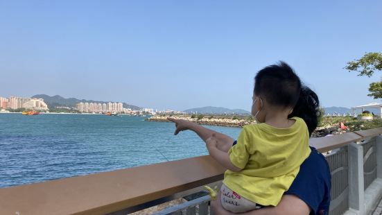 屯門碼頭沿住海濱行，真係好舒服，帶小朋友睇下海，數下船仔數下