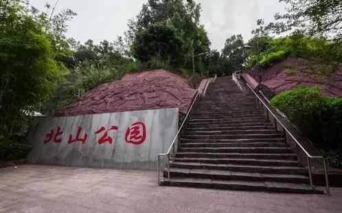阳江市北山公园底层为烈士陵园，建有烈士纪念碑，纪念国内革命战