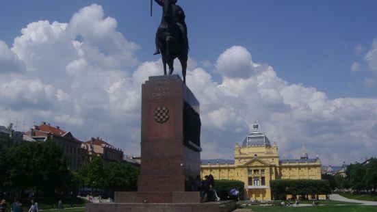 萨格勒布的耶拉契奇总督广场位于市中心，是克罗地亚争取民族独立