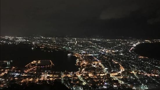 函館山的燈光傳說是價值百萬的夜景，坐纜車上山有一個平台，觀景