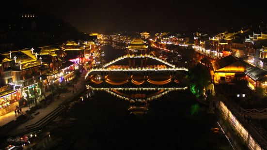 又称&ldquo;风雨楼&rdquo;的虹桥横卧沱江之上，是