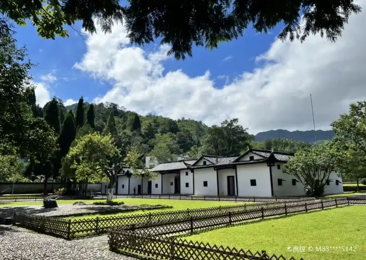 Hotels near Small Well