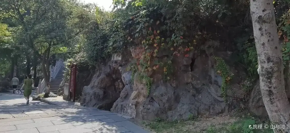 Hotels near bai long dong