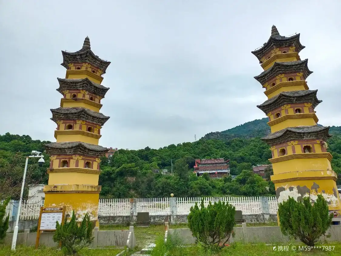 Hotels near Twin Pagodas of Baosheng Temple
