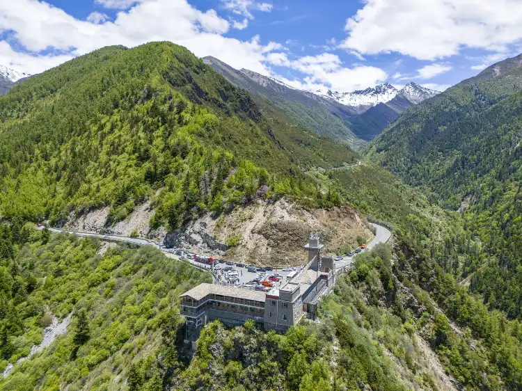 Hotels near Cat's Nose Ridge