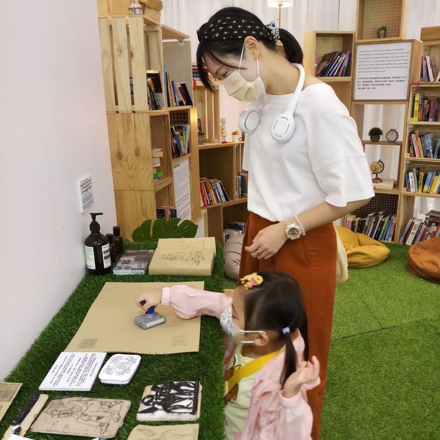 【免費】DIY蓋章書衣｜藏書角落