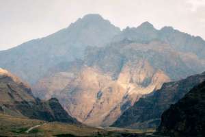 이란 북부에서 아르메니아 국경으로 향하는 길에서 볼 수 있는 황량하고 웅장한 산. #이란 #마란드 #도시여행
#도시여행
