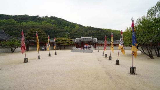 옛 조선시대 정조가 아버지인 사도세자와 어머니인 혜경궁