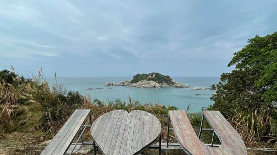 三角洲岛位于惠州市惠东县巽寮湾度假村,以水清石奇,沙质洁白为