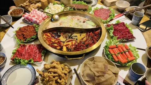 重庆两江源老火锅 in รุ่ยลี่