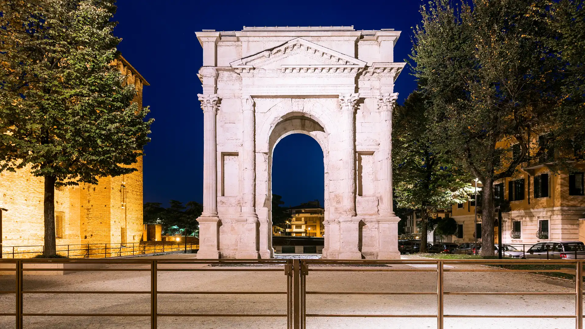 Hotels near Arch of Gavi