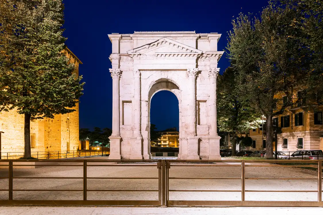 Hotels near Arch of Gavi