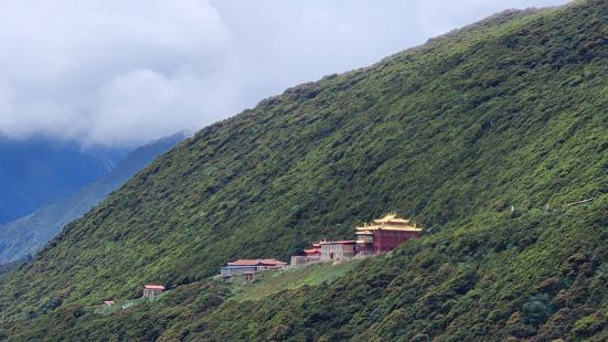 贡嘎寺迄今已有600多年历史，这是是藏传佛教白教（噶玛噶举派