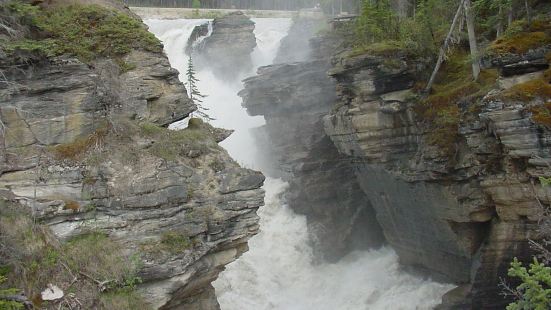 森瓦普塔（Sunwapta Falls）是位于加拿大艾伯塔省