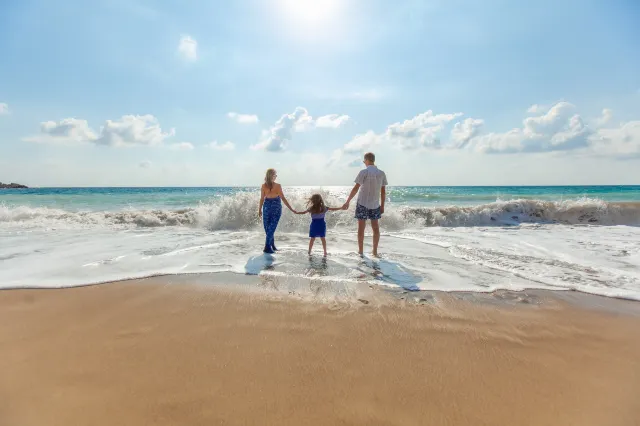 Familie an einem tropischen Strand