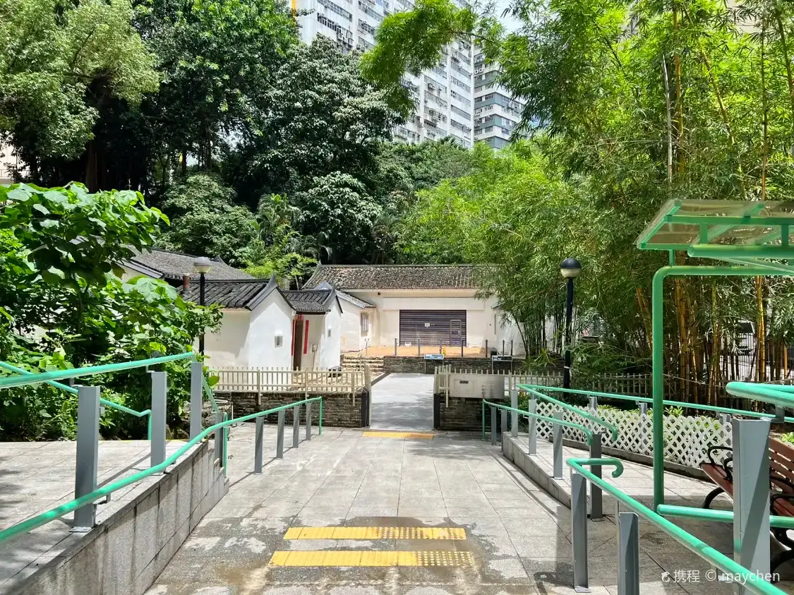 Hotels near Luowu Minsuguan Xiuqi Garden