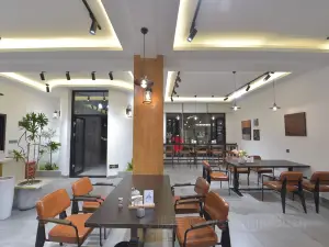 采云官寨民宿·闲庭里花园餐厅