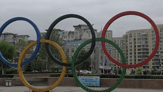 位于大连原体育场的外场地，现在是奥林匹克广场，广场上有奥运五