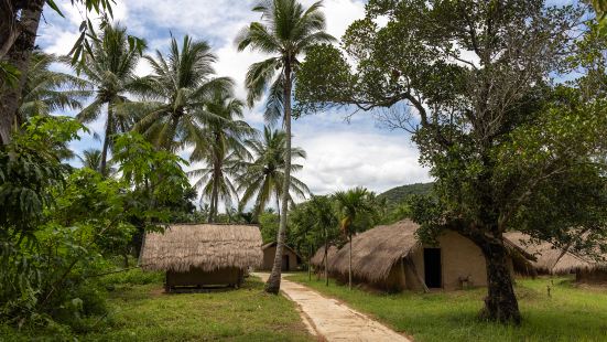 Boat-shaped cottage house in Baicha Village