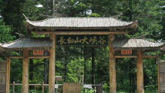 长白山大峡谷坐落在长白山西坡，从西坡景区大门进去，有观光车到