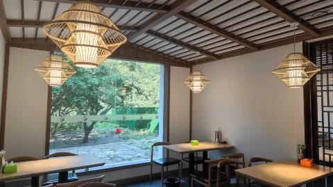 輝縣市八里溝望岳樓餐廳 in 新鄉