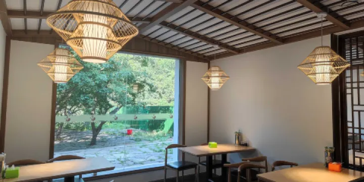 輝縣市八里溝望岳樓餐廳