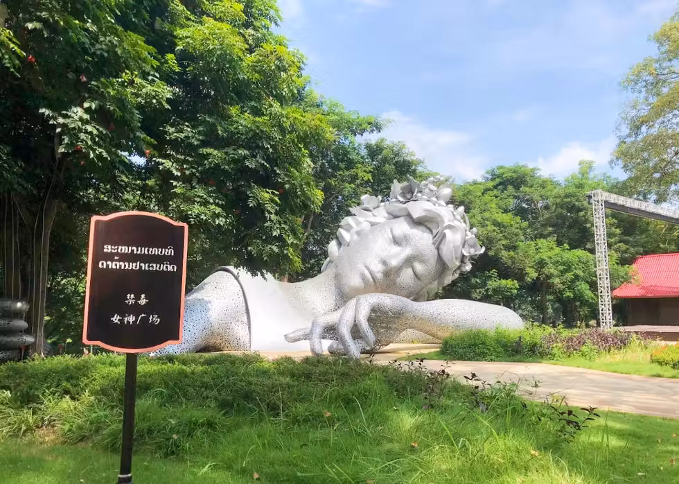 Flüge ${{cityDName}} Tonpheung