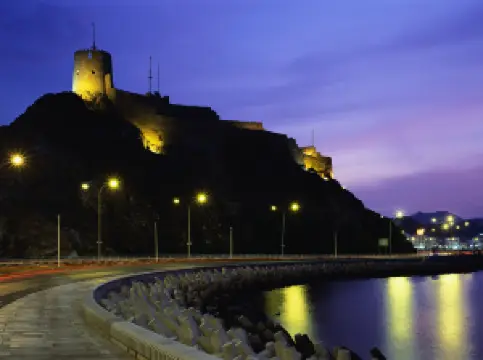 Attrazioni del Giro Notturno a Oman: le opzioni più popolari