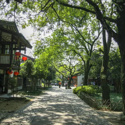 Hotels near Guadalcanal Memorial