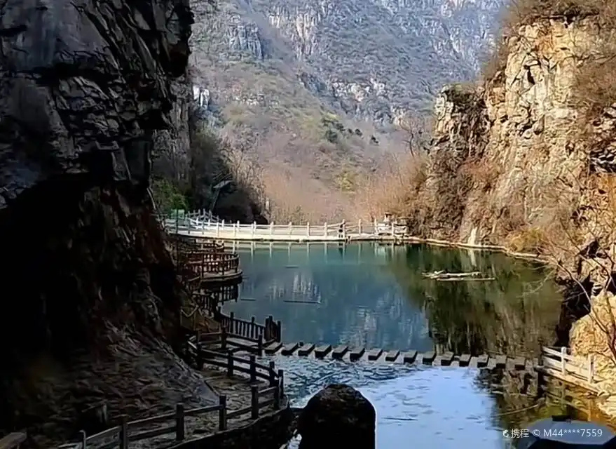 Hotels near Lingquan Gorge