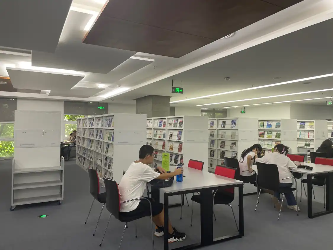 Отели рядом с достопримечательностью «Futian Library»