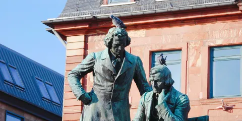 格林兄弟紀念雕像