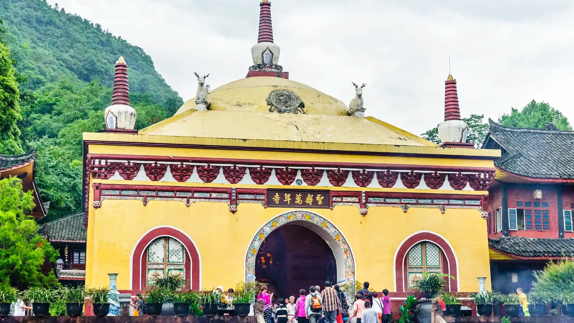 Hotels near Wannian Temple